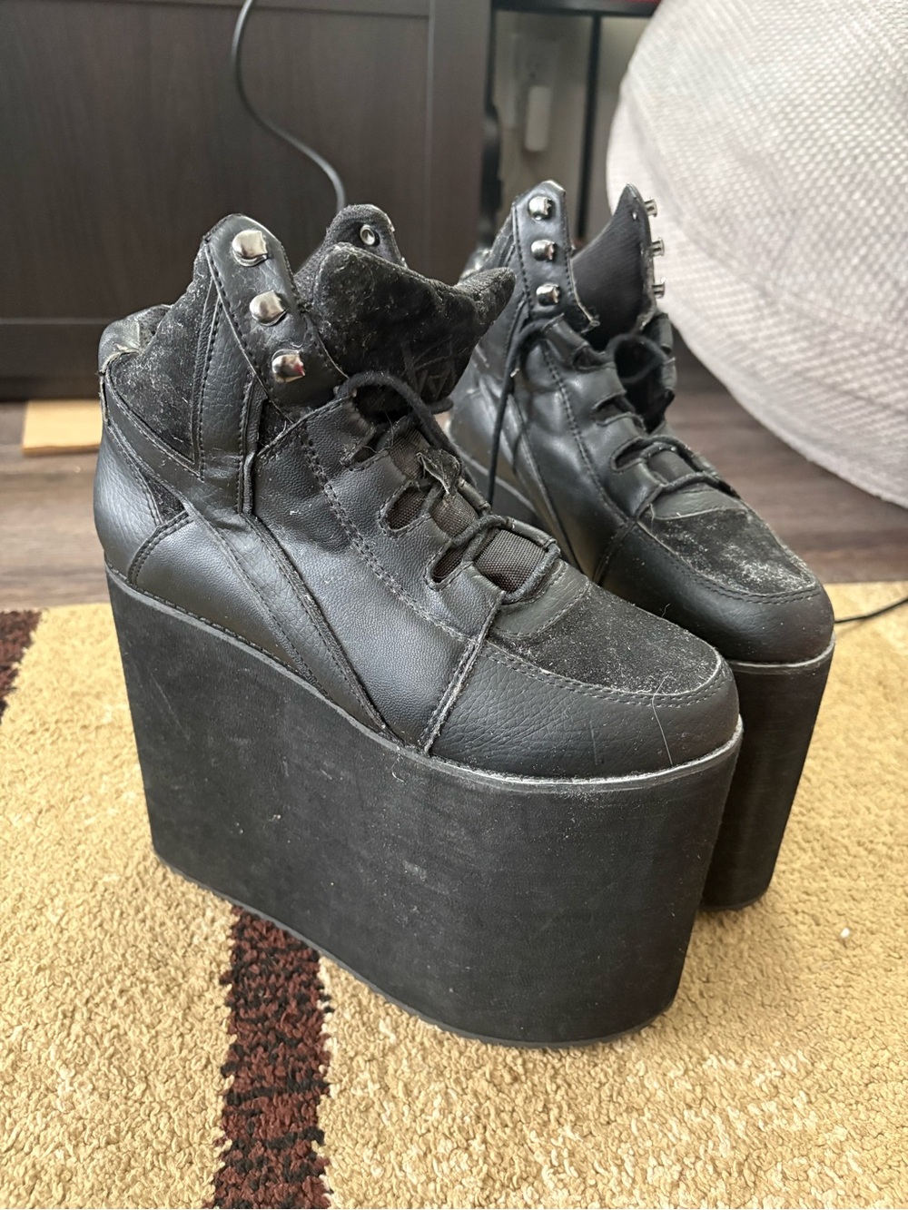YRU QOZMO SKY HI Black High-Platform Lace-Up Wedge Boots
